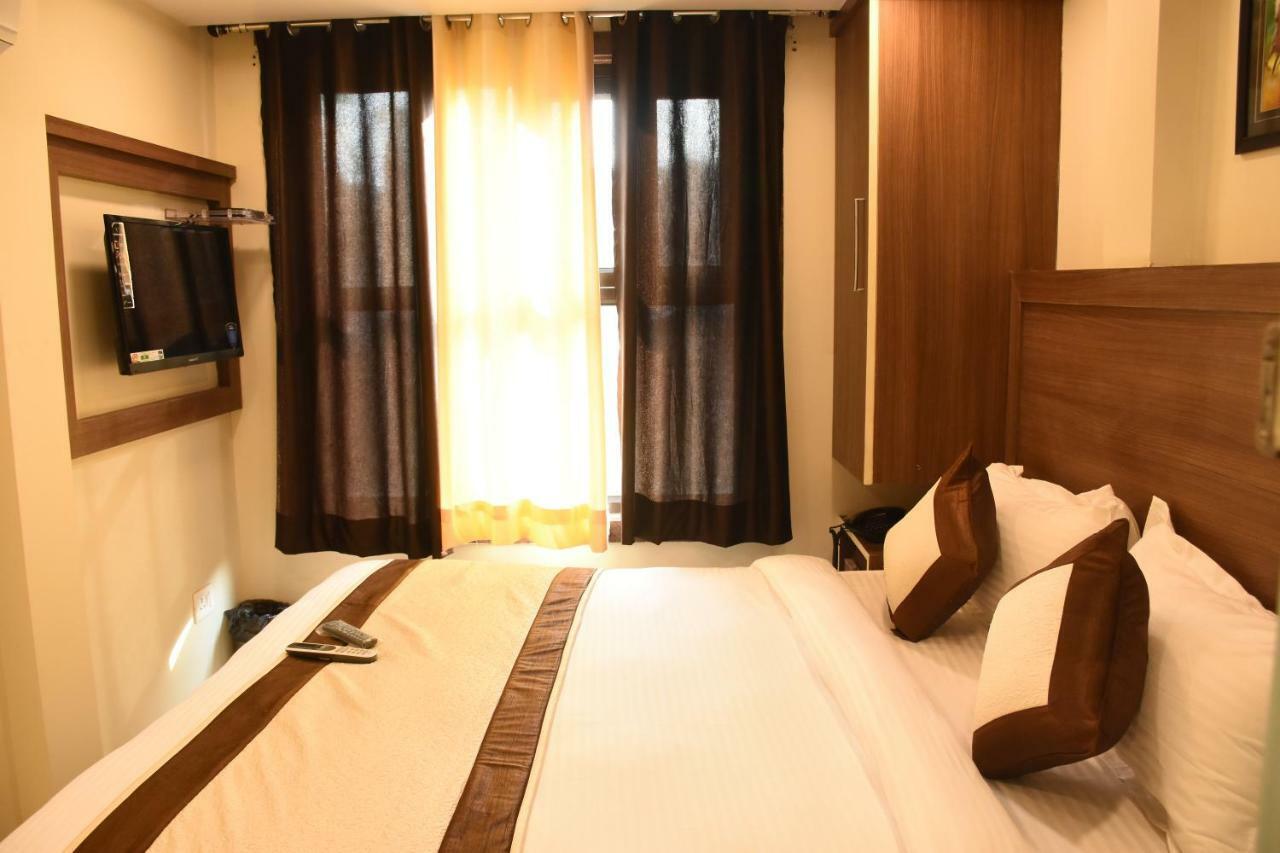 Hotel Kaushal Palace Új-Delhi Kültér fotó
